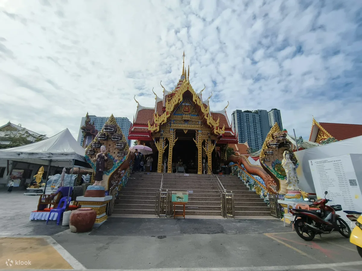 Temple grounds along the Thonburi canal route