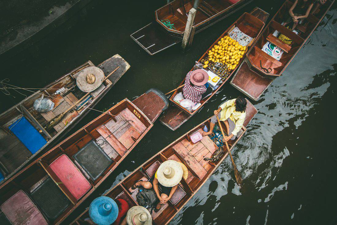Boats and vendors at Damnoen Saduak floating market